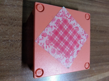 6965pb01 - Scala Platform / Table 7 x 7 x 1 1/3 with 4 Legs with Plaid and Roses Tablecloth Pattern (Sticker) - Set 3201
